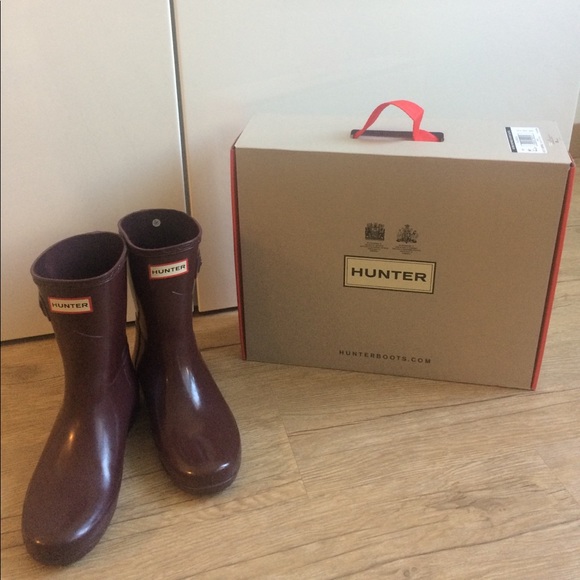refined short gloss rain boot